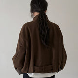 Uldfrakke med opretstående krave og ternede paneler, korte manchetter