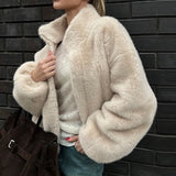 Kort jakke i imiteret pels med opretstående krave