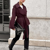 Tyk, varm, ensfarvet ruskindsfrakke med bundet bælte