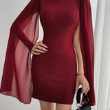 Mini bodycon-kjole med rund hals udsmykket med rhinsten