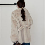 Mellemlang frakke i imiteret ruskind med hakkrave og bindebælte