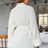 Komfortabel og afslappet strikvest med bundet talje.