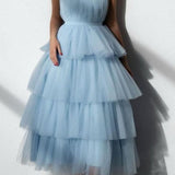 Blå lagdelt aftenkjole i tyl med flæser