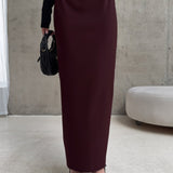 Lang, lige nederdel med høj talje og slids