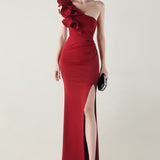 Asymmetrisk satin aftenkjole med flæser og blomster, pyntet med den ene skulder, med flæser og blomster.