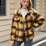 Løstsiddende, langærmet ternet frakke i imiteret uld.