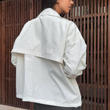 Afslappet hvid jakke med opretstående krave og lange ærmer, tætsiddende snit