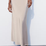 Højtaljet, tætsiddende lige midi-nederdel i satin