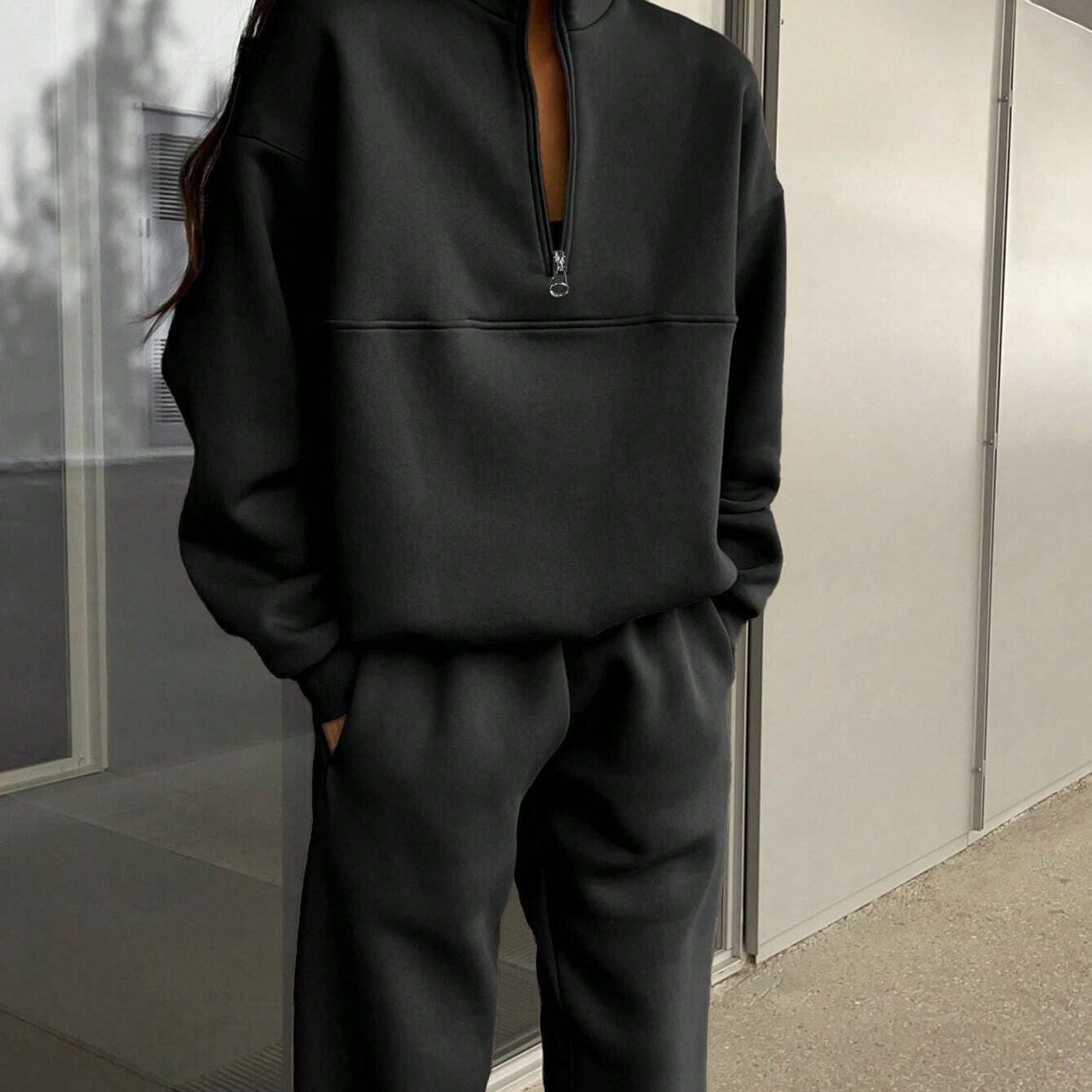 Damesæt i to dele – Blød strik – Afslappet pasform – Langærmet top med lynlås og smalle bukser