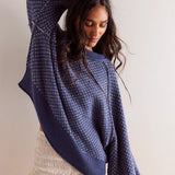 Oversized sweatshirt med rund hals og polkaprikker