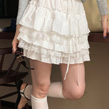 Hvid A-formet miniskørt med flæser og høj talje