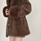 Mellemlang frakke i imiteret ruskind med hakkrave og bindebælte