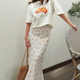 Højtaljet draperet nederdel i blomsterprintet satin