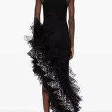 Sort asymmetrisk aftenkjole med mesh-flæser