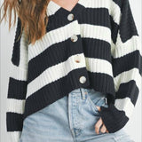 Stribet strikvest med bred V-hals og lange ærmer