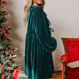 Løstsiddende minikjole i fløjl med udskæringer og bundet talje