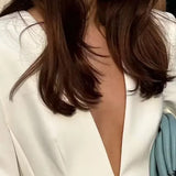 Todelt hvidt blazer- og buksesæt med dyb V-hals til kontoret