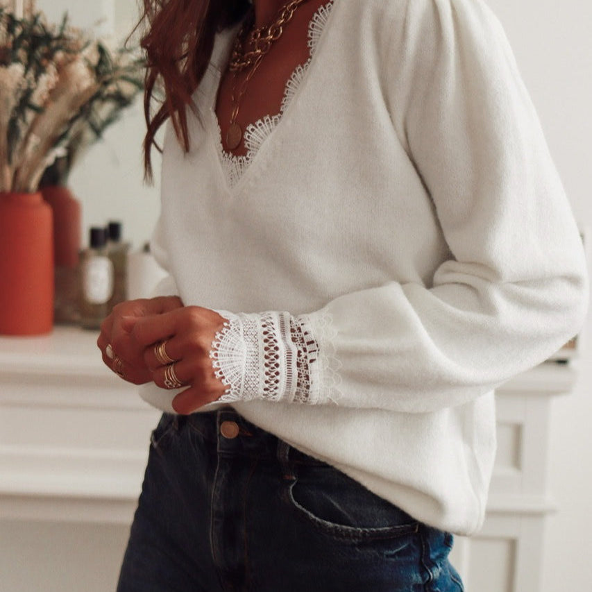 Langærmet bluse med blondeindsatser