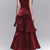 Bordeauxrød asymmetrisk aftenkjole med flæser og tanktop