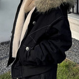 Kort sort dunjakke med pelskrave