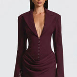 Kort, tætsiddende kjole med dyb V-udskæring og markeret talje, ensfarvet