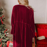 Løstsiddende minikjole i fløjl med udskæringer og bundet talje