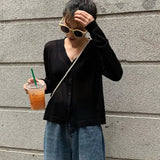 Let strikket vest med V-hals