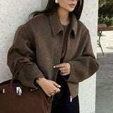 Kort uldfrakke med minimalistisk revers