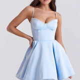 Mini aftenkjole med pufærmer og spaghettistropper