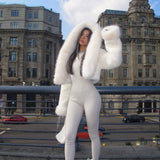 Kort, varm, ensfarvet plysjakke med hætte