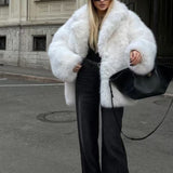 Ensfarvet miljøvenlig frakke i imiteret pels