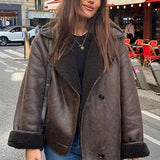 Løstsiddende jakke foret med imiteret fårepels