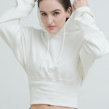 Kort hættetop, tætsiddende i taljen, afslappet stil.