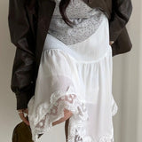 Elegant og trendy asymmetrisk midi-nederdel med blondepaneler