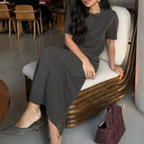 Minimalistisk striknederdel og kortærmet nederdelsæt