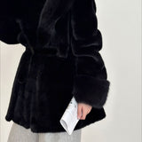 Mellemlang frakke i imiteret ruskind med hakkrave og bindebælte