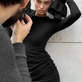 Sexet, enkel minikjole med rund hals og rynkede flæser