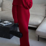 Elegant og minimalistisk off-shoulder maxikjole i ensfarvet strik