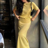 Minimalistisk striknederdel og kortærmet nederdelsæt