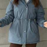 Fritids- og udendørssportsjakke med justerbar snøre i taljen, ideel til bjergbestigning og udendørsaktiviteter.