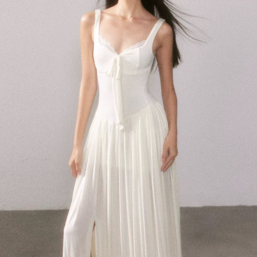 Flagrende maxikjole med slids og tynde stropper i blonde-mesh