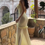 Elegant maxikjole med et ensfarvet blomsterprint, udskæring og rynker.