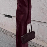 Elegant lang havfruekjole i ensfarvet satin med rund hals