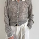 Let strikket uldcardigan med blondekrave fra Peter Pan