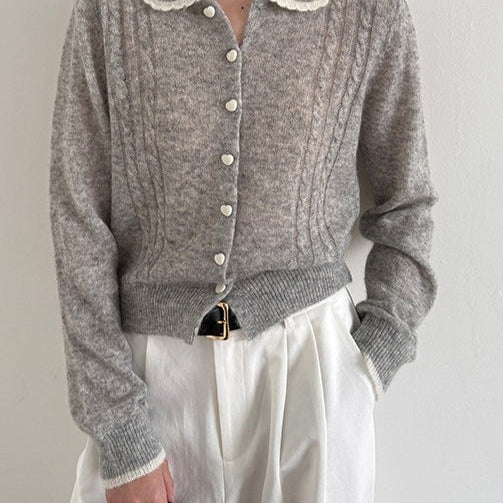 Let strikket uldcardigan med blondekrave fra Peter Pan