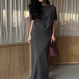 Minimalistisk striknederdel og kortærmet nederdelsæt