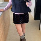 Trendy fløjlsnederdel med broderede polkaprikker