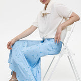 Højtaljet draperet nederdel i blomsterprintet satin