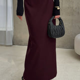 Lang, lige nederdel med høj talje og slids