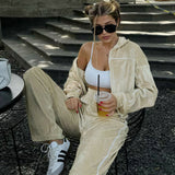 Todelt sæt med lange ærmer, en atletisk fløjlskrave og lynlåslukning.